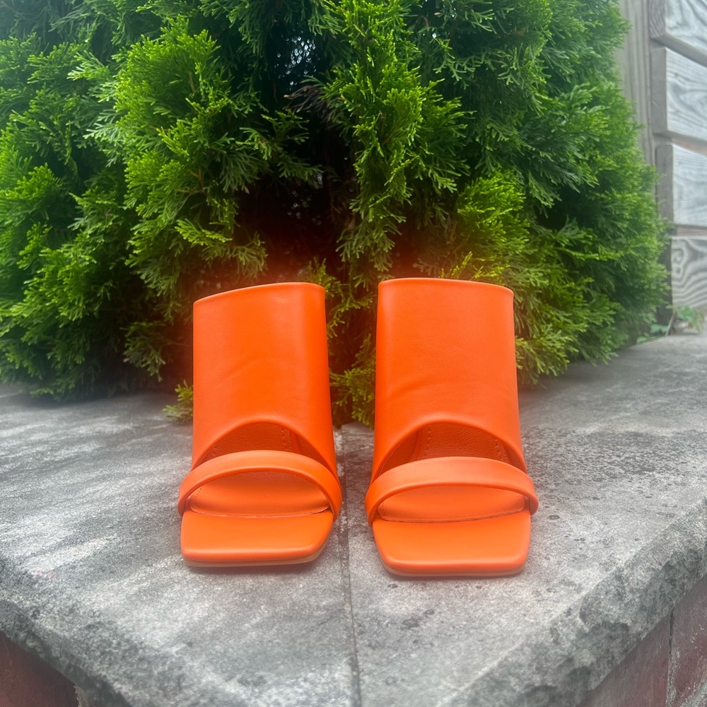 AZALEA WANG SQUARE TOE WEDGE
SANDAL IN ORANGE